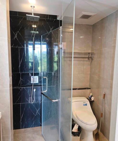 room interior and bathroom of One9Five Asoke – Rama 9