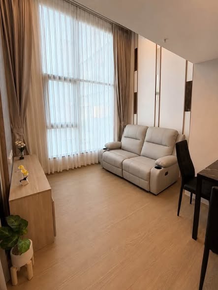living room and bedroom of Origin Play Bangkhunnon Triple Station ออริจิ้น เพลย์ บางขุนนนท์ ทริปเปิ้ล สเตชั่น