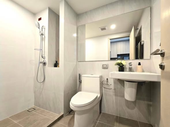 bathroom of Origin Play Sri Udom Station (Sales gallery) – ออริจิ้น เพลย์ ศรีอุดม สเตชั่น (สำนักงานขาย)
