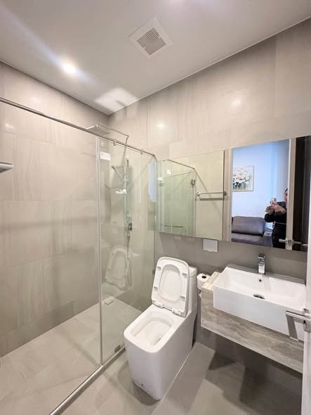room interior and bathroom of Park​ Origin​ Phaya Thai