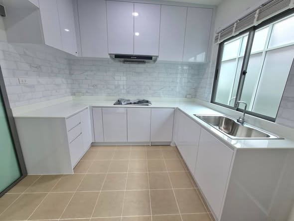 bathroom and kitchen of Perfect Place Rama 9 – KrungthepKreetha