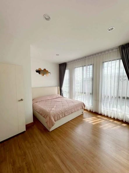 bedroom and room interior of พลีโน่ สุขุมวิท-บางนา Pleno Sukhumvit-Bangna
