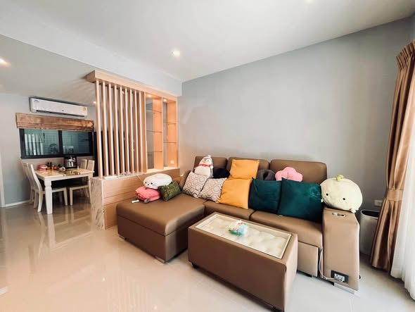 bedroom and living room of PLEX Onnut – Wongwaen (เพล็กซ์ อ่อนนุช – วงแหวน)