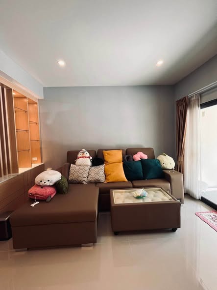 bedroom and living room of PLEX Onnut – Wongwaen (เพล็กซ์ อ่อนนุช – วงแหวน)