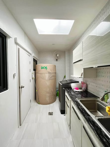 room interior and bathroom of PLEX Onnut – Wongwaen (เพล็กซ์ อ่อนนุช – วงแหวน)