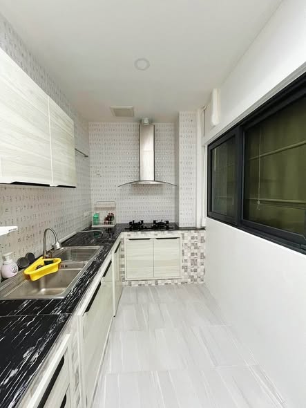 room interior and kitchen of PLEX Onnut – Wongwaen (เพล็กซ์ อ่อนนุช – วงแหวน)