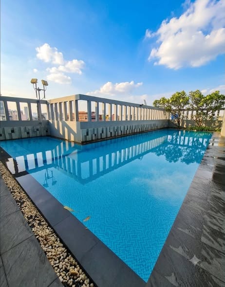 pool of President Tower Arcade