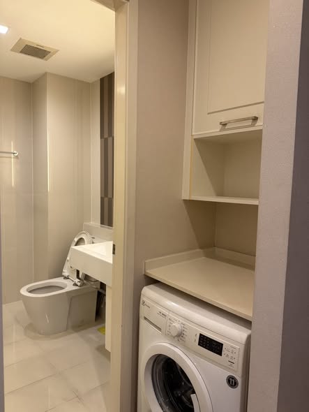 bathroom of Q House Sukhumvit 79