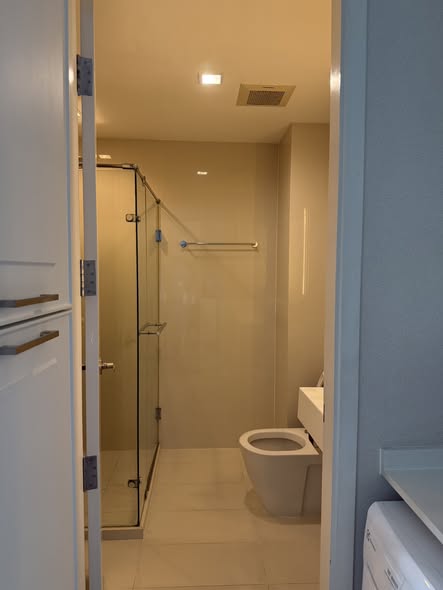 bathroom of Q House Sukhumvit 79