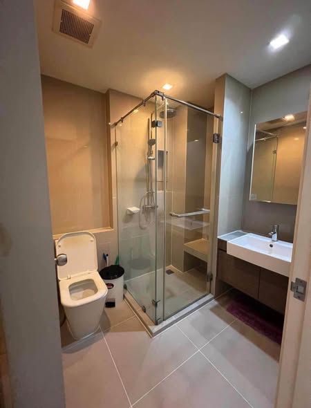 room interior and bathroom of Quinn Ratchada 17