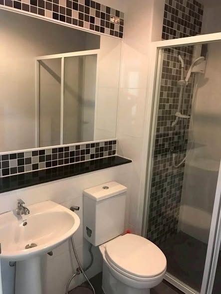 room interior and bathroom of Regent Home 18