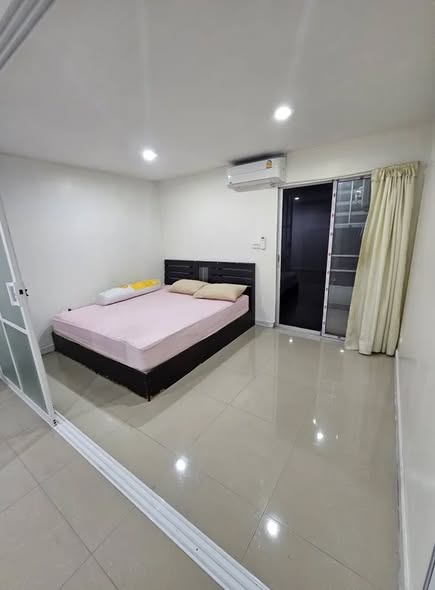 bedroom of REGENT HOME 3A