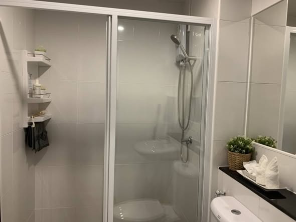 room interior and bathroom of Regent Home 97/1