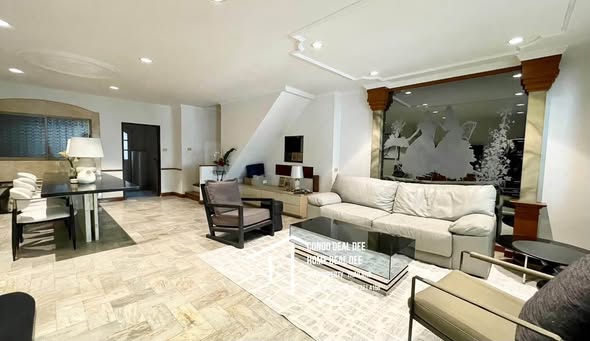 living room of Renovated Private 4 BR Townhouse @ BTS ONNUT