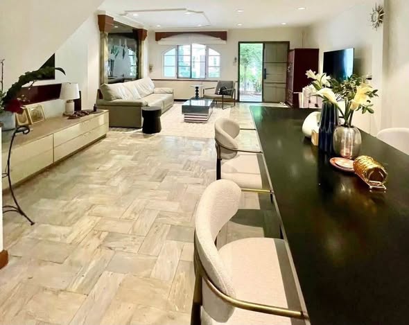 living room and kitchen of Renovated Private 4 BR Townhouse @ BTS ONNUT