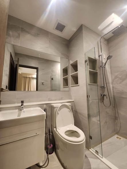 bathroom of Rhythm Ekkamai Estate