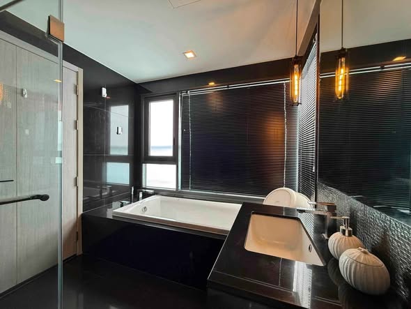 bathroom of Rhythm Sukhumvit 36-38