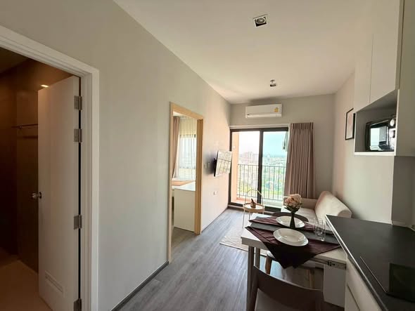 bedroom of Rich Park Triple Station