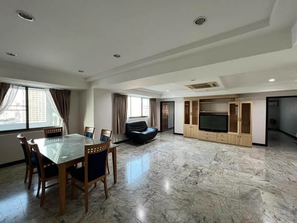 Royal Castle Sukhumvit