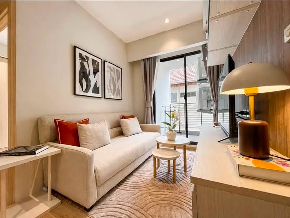 bedroom and living room of Runesu Thonglor 5 (รูเนะสุ ทองหล่อ 5)