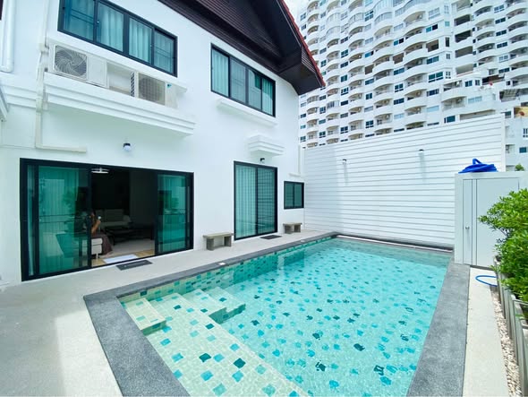 pool of Seaside Symphony Luxury Party Pool Villa Pattaya (Private Pool and Exclusive Beach Access)