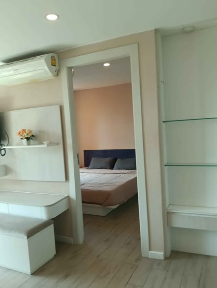 bedroom and room interior of Seven Seas Condo Resort Jomtien