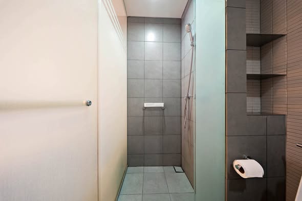 room interior and bathroom of Siamese Ratchakru