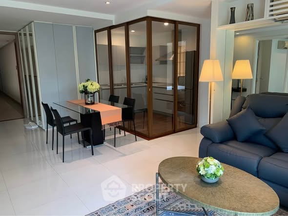 living room of Siri on 8