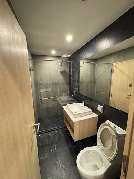 bathroom of Skyrise Avenue Sukhumvit 64