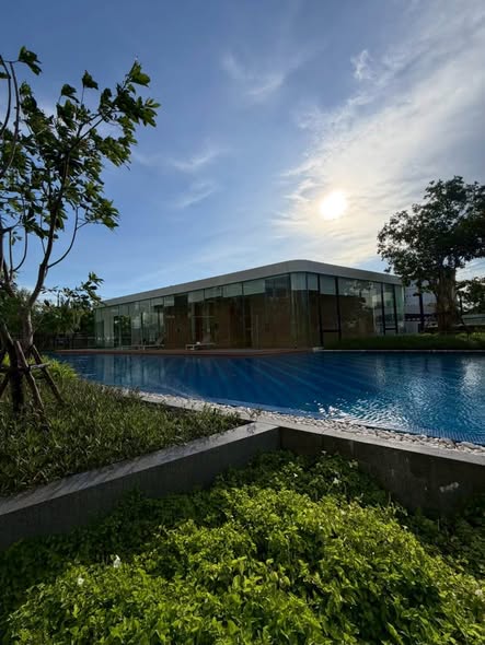 pool of Skyrise Avenue Sukhumvit 64