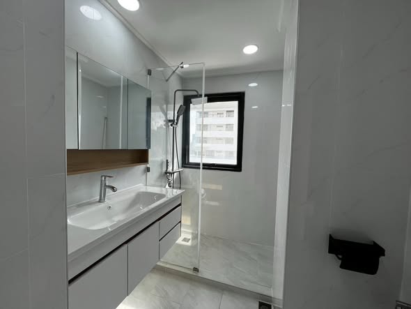 room interior and bathroom of Sukhumvit Park