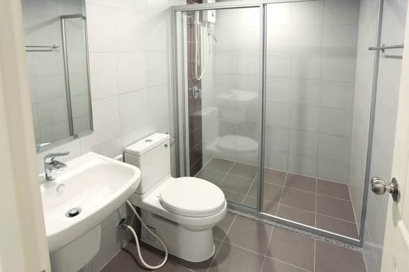 room interior and bathroom of Supalai City Resort Bearing Station (Sukhumvit 105)