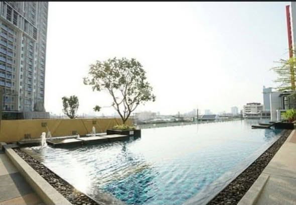pool of Supalai Lite Sathorn-Charoenrat Condo