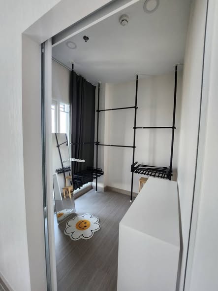 room interior and bathroom of Supalai Loft Sathon-Ratchaphruek