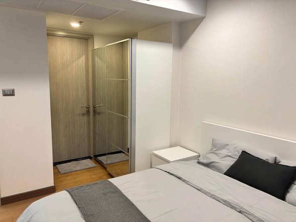 bedroom and room interior of Supalai Oriental Sukhumvit 39