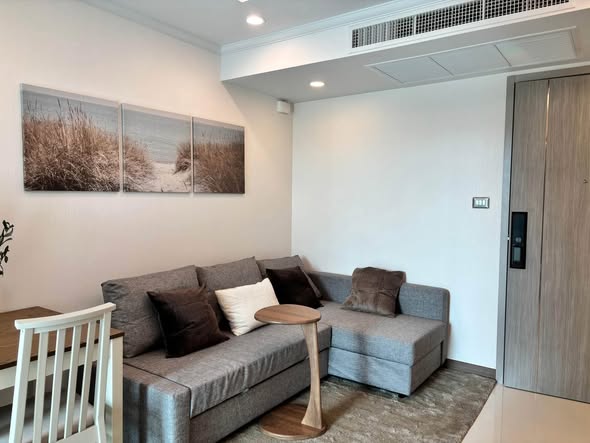 living room and room interior of Supalai Oriental Sukhumvit 39