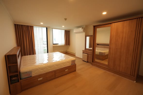 bedroom and room interior of Supalai Place Condominium Sukhumvit 39