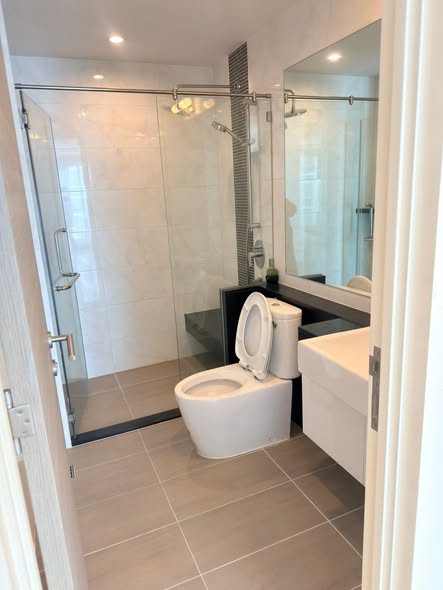 room interior and bathroom of Supalai Riva Grande Rama 3 ศุภาลัย ริวา แกรนด์ พระราม 3