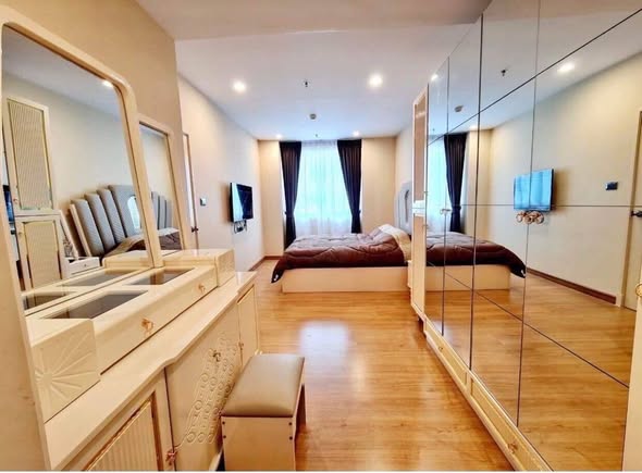 bedroom and room interior of Supalai Wellington