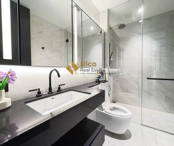 bathroom of Tait Sathorn 12