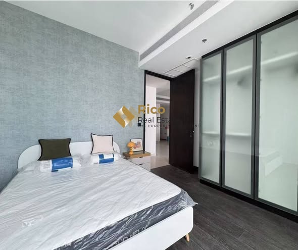 bedroom and room interior of Tait Sathorn 12