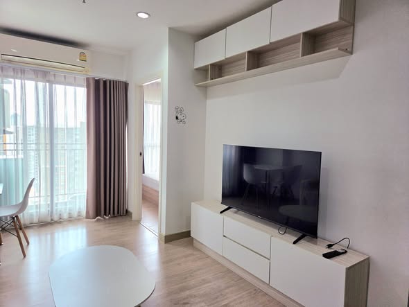 living room of Thana Astoria – New York Art Deco Inspired