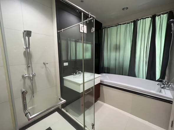 room interior and bathroom of The Address Chidlom