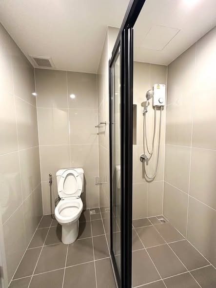 room interior and bathroom of THE BASE Phetchaburi-Thonglor เดอะ เบส เพชรบุรี – ทองหล่อ