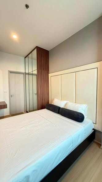 bedroom and room interior of The Capital Condo Ekkamai-Thong Lo