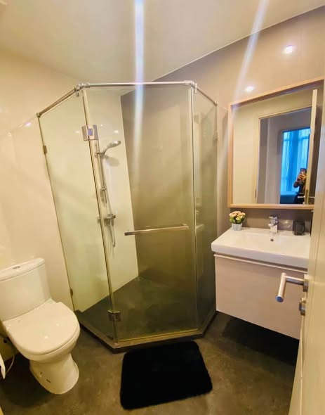 room interior and bathroom of The Capital Condo Ekkamai-Thong Lo