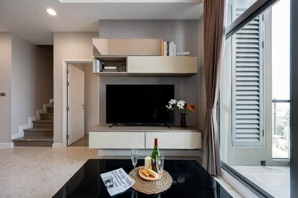 living room of The Crest Sukhumvit 34