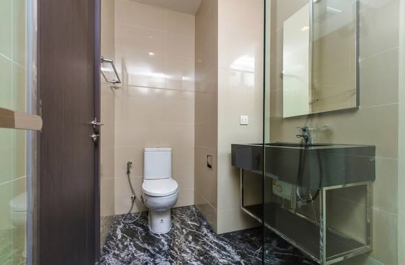 bathroom of The Edge Sukhumvit 23