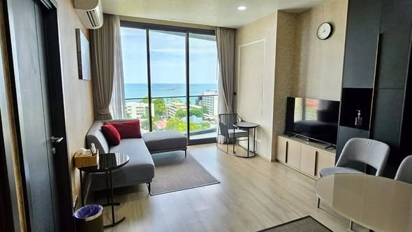 bedroom and living room of The Edge Sukhumvit 23