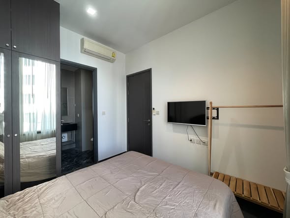 bedroom and room interior of The Edge Sukhumvit 23